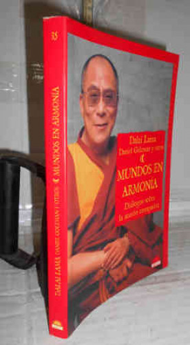 Portada del libro MUNDOS EN ARMONÍA. Diálogos sobre la acción compasiva. Dalai Lama con... Prefacio del editor, Arnold...