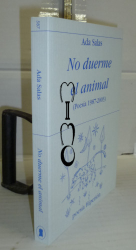 Portada del libro NO DUERME EL ANIMAL. Poesía. 1987 - 2003 . 5ª edición. Nota de la autora.